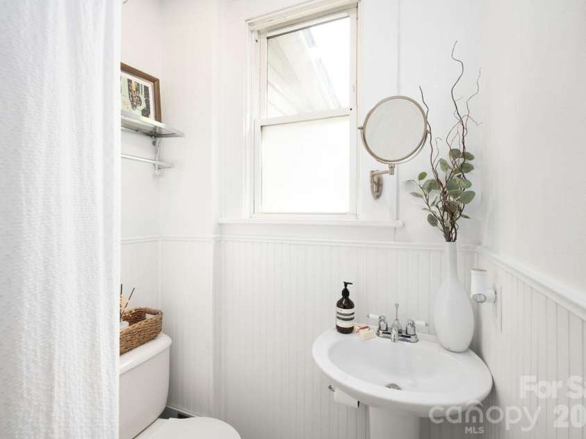 84 Forest Hill Drive, Asheville, NC 28803.  MLS# CAR4381342, YatesRealty ID 25709. Full Bath on Main 