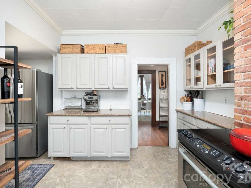 84 Forest Hill Drive, Asheville, NC 28803.  MLS# CAR4381342, YatesRealty ID 25709. Granite Countertops