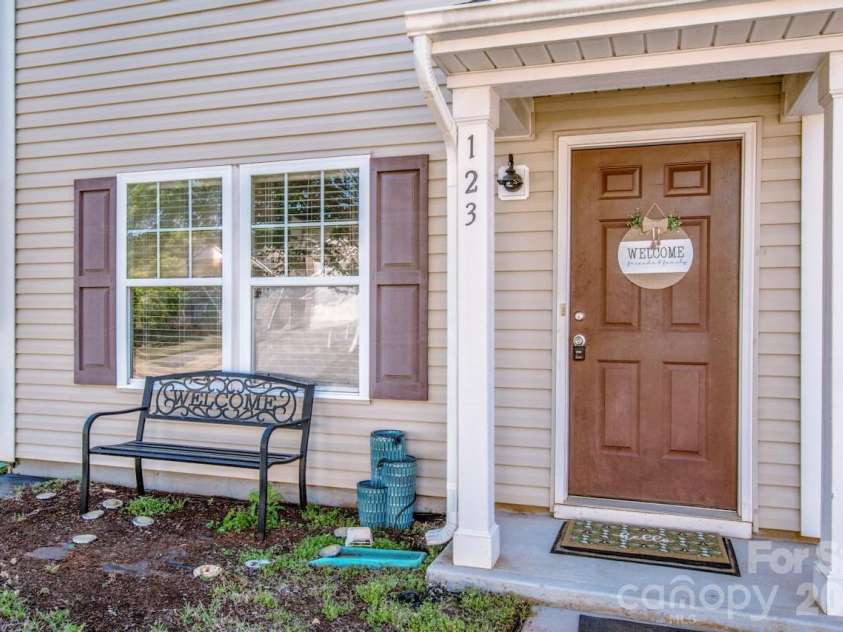 123 Kingsgate Court, Statesville, NC 28625.  MLS# CAR4373485, YatesRealty ID 25712. 