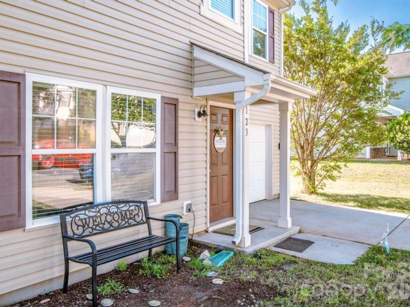 123 Kingsgate Court, Statesville, NC 28625.  MLS# CAR4373485, YatesRealty ID 25712. 