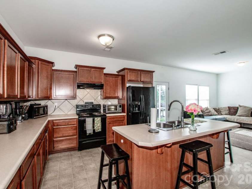 123 Kingsgate Court, Statesville, NC 28625.  MLS# CAR4373485, YatesRealty ID 25712. 