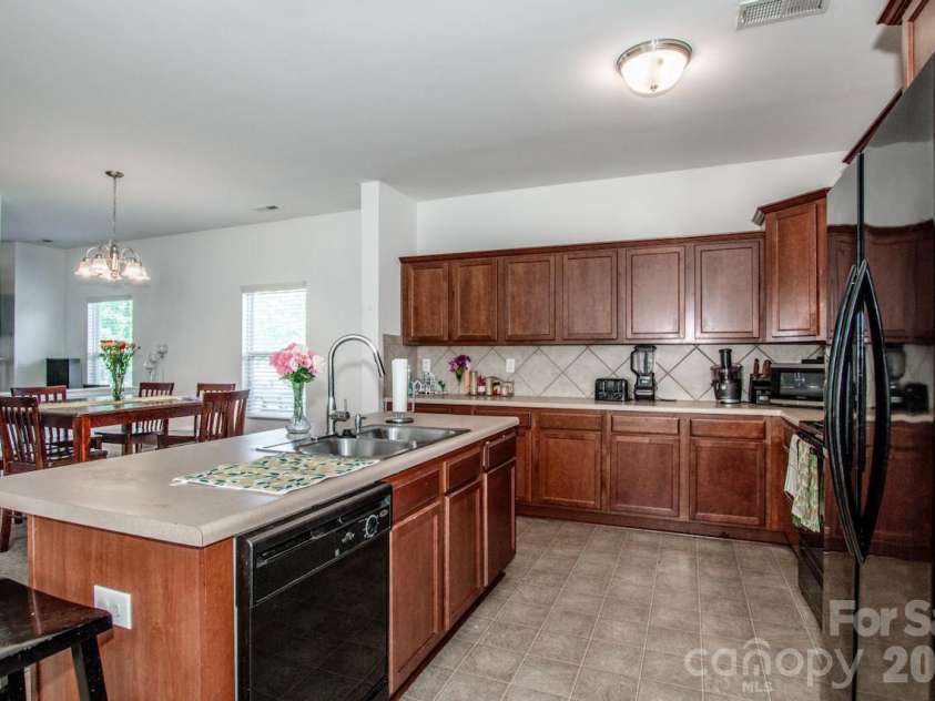 123 Kingsgate Court, Statesville, NC 28625.  MLS# CAR4373485, YatesRealty ID 25712. 