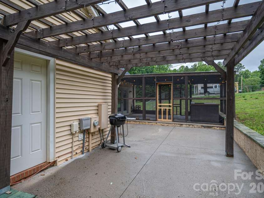2402 Elmwood Circle, Dallas, NC 28034.  MLS# CAR4382825, YatesRealty ID 25713. 
