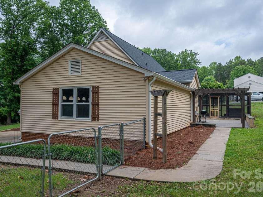 2402 Elmwood Circle, Dallas, NC 28034.  MLS# CAR4382825, YatesRealty ID 25713. 