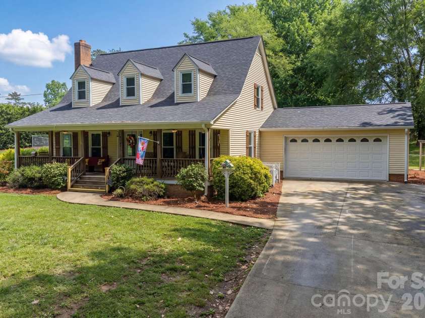 2402 Elmwood Circle, Dallas, NC 28034.  MLS# CAR4382825, YatesRealty ID 25713. 