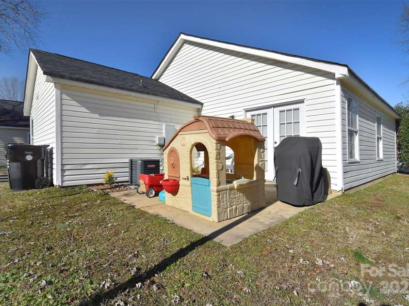 3076 Champion Lane, Concord, NC 28025.  MLS# CAR4207140, YatesRealty ID 25713. 