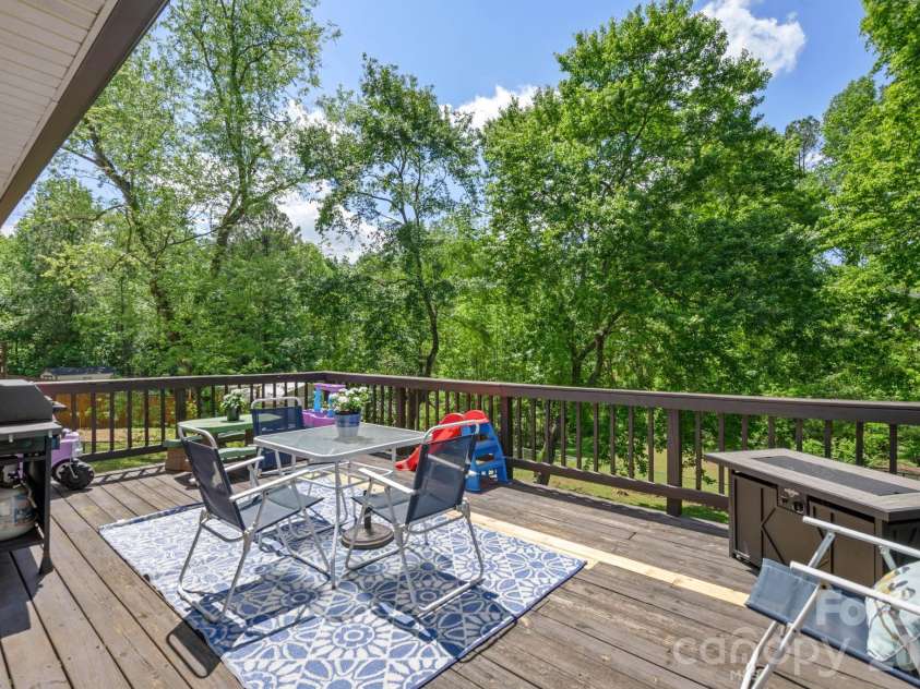 2060 Barringer Circle, Newton, NC 28658.  MLS# CAR4374346, YatesRealty ID 25716. 