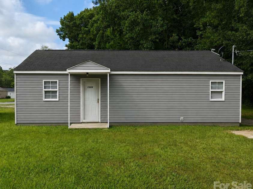 1204 Iva Avenue, Gastonia, NC 28052.  MLS# CAR4382471, YatesRealty ID 25718. 
