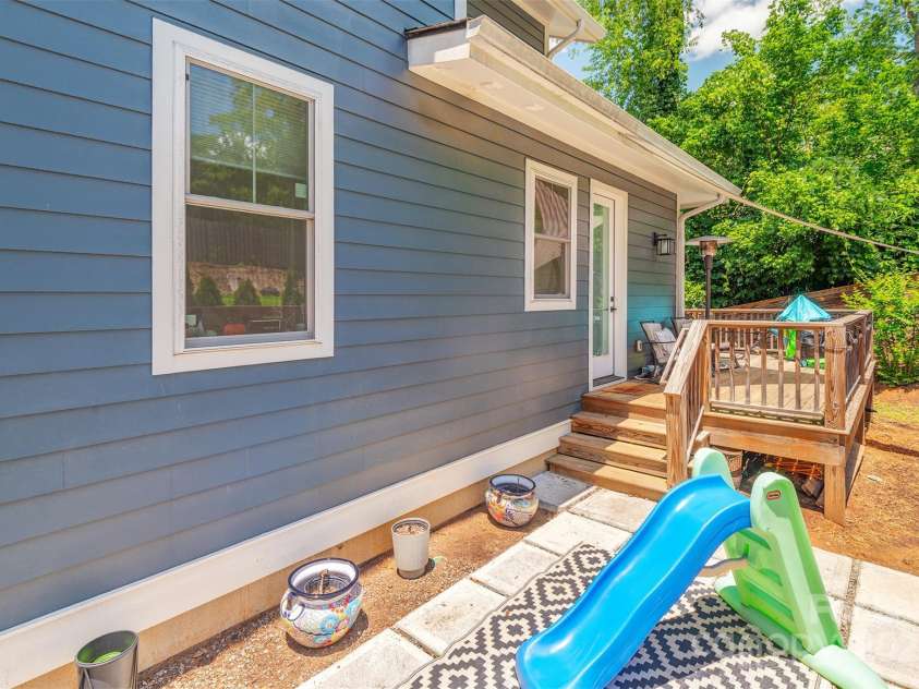 127 Alma Lane, Asheville, NC 28806.  MLS# CAR4278108, YatesRealty ID 25719. 