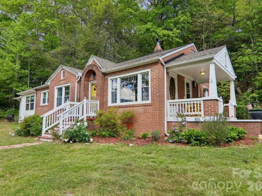 2627 White Oak Road, Burnsville, NC 28714.  MLS# CAR4382618, YatesRealty ID 25719. 