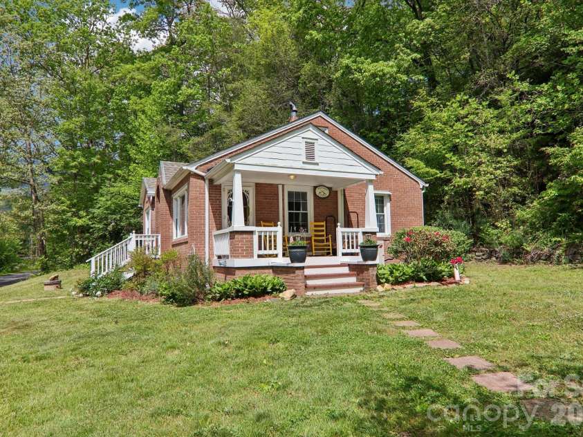 2627 White Oak Road, Burnsville, NC 28714.  MLS# CAR4382618, YatesRealty ID 25719. 