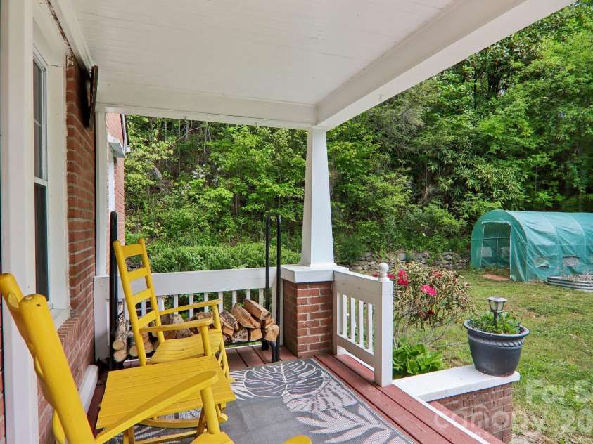 2627 White Oak Road, Burnsville, NC 28714.  MLS# CAR4382618, YatesRealty ID 25719. 