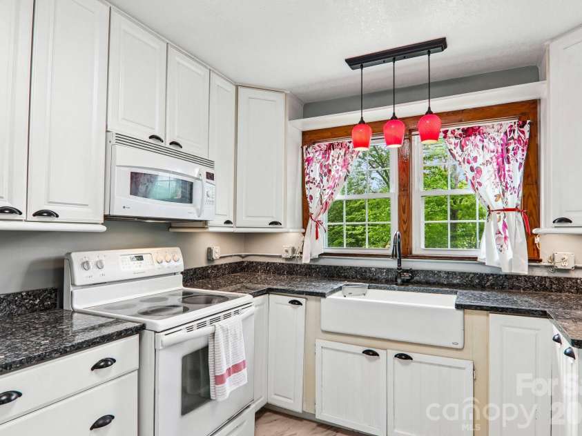 2627 White Oak Road, Burnsville, NC 28714.  MLS# CAR4382618, YatesRealty ID 25719. 