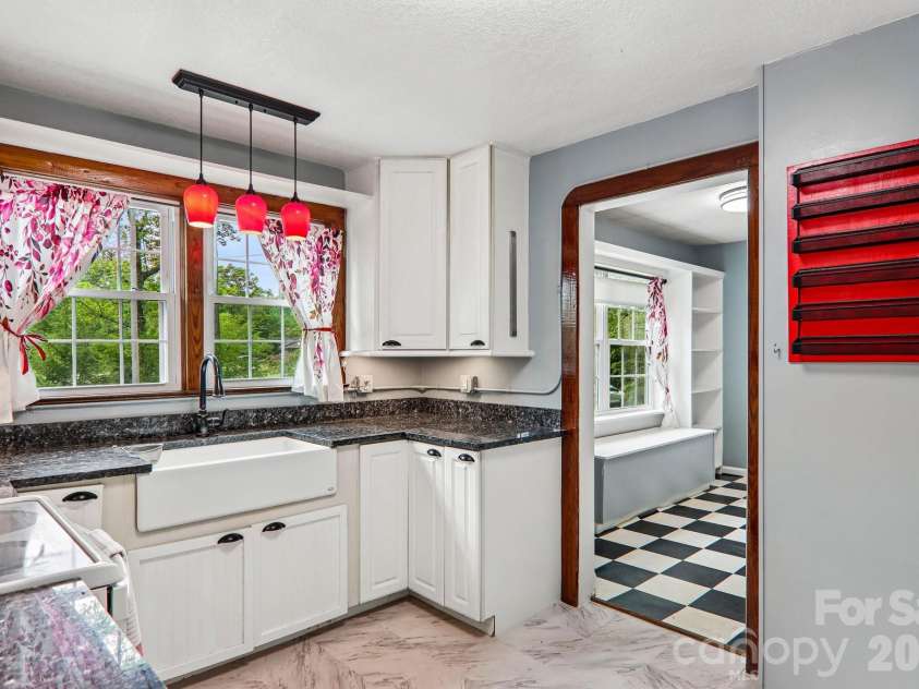 2627 White Oak Road, Burnsville, NC 28714.  MLS# CAR4382618, YatesRealty ID 25719. 