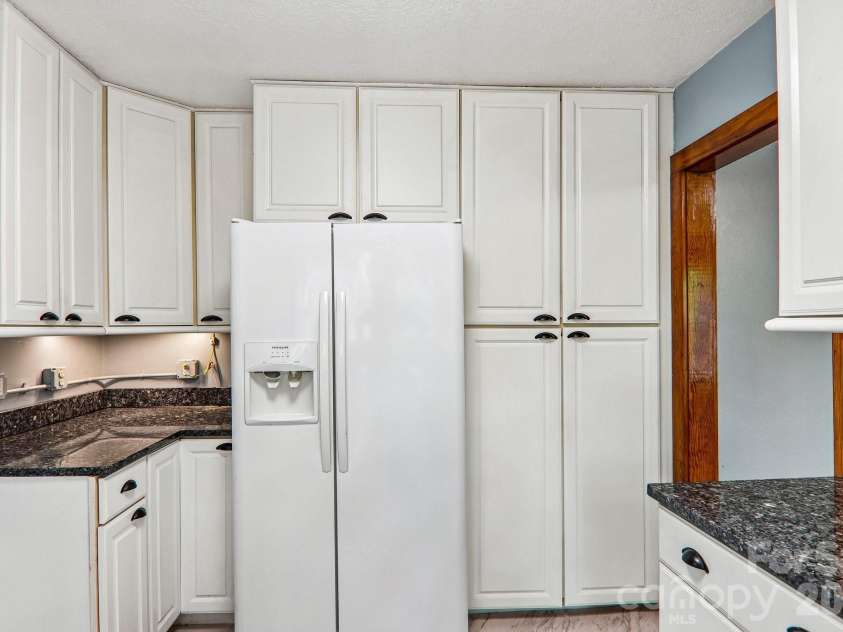 2627 White Oak Road, Burnsville, NC 28714.  MLS# CAR4382618, YatesRealty ID 25719. 