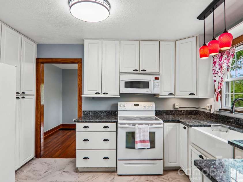 2627 White Oak Road, Burnsville, NC 28714.  MLS# CAR4382618, YatesRealty ID 25719. 