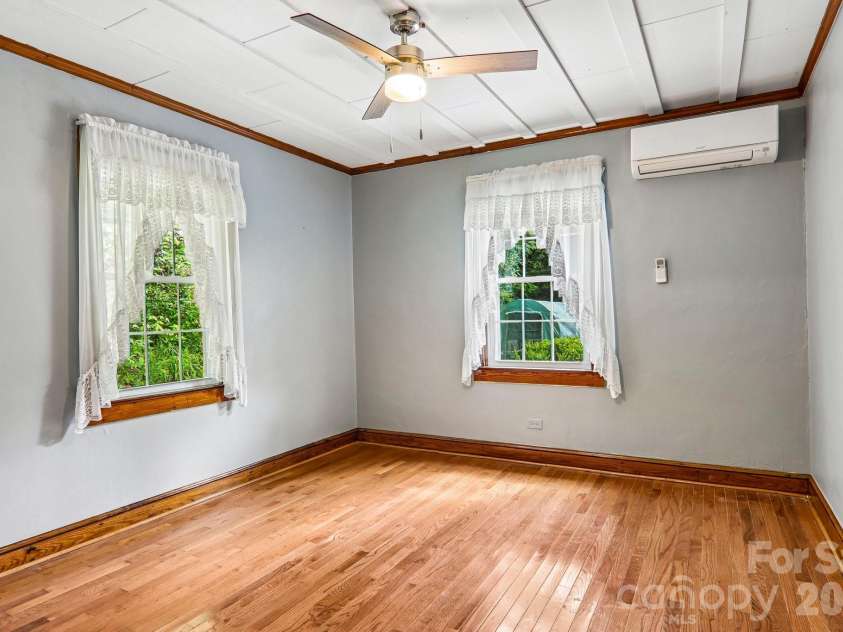 2627 White Oak Road, Burnsville, NC 28714.  MLS# CAR4382618, YatesRealty ID 25719. 