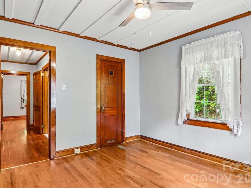 2627 White Oak Road, Burnsville, NC 28714.  MLS# CAR4382618, YatesRealty ID 25719. 
