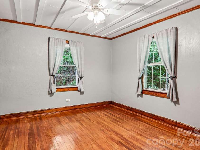 2627 White Oak Road, Burnsville, NC 28714.  MLS# CAR4382618, YatesRealty ID 25719. 