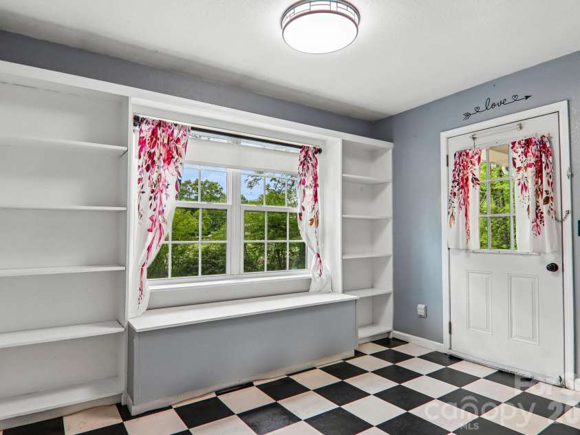 2627 White Oak Road, Burnsville, NC 28714.  MLS# CAR4382618, YatesRealty ID 25719. 