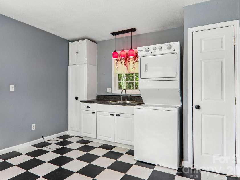2627 White Oak Road, Burnsville, NC 28714.  MLS# CAR4382618, YatesRealty ID 25719. 