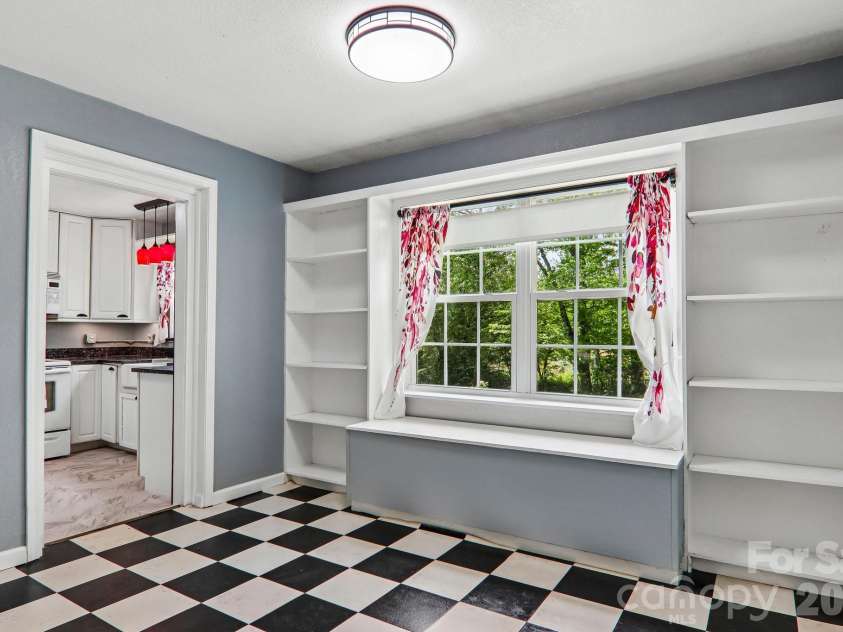 2627 White Oak Road, Burnsville, NC 28714.  MLS# CAR4382618, YatesRealty ID 25719. 