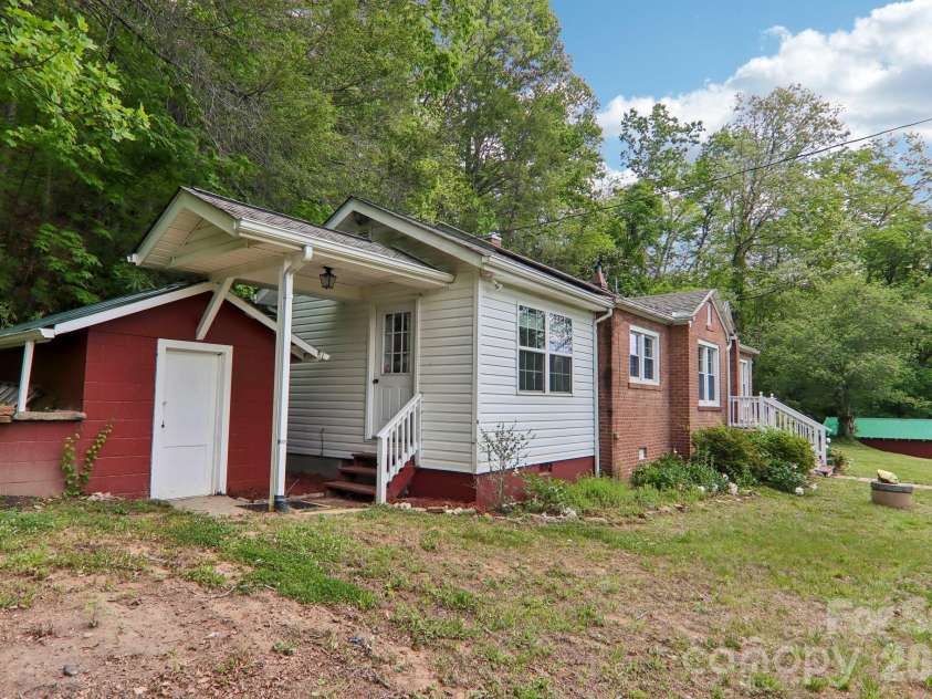 2627 White Oak Road, Burnsville, NC 28714.  MLS# CAR4382618, YatesRealty ID 25719. 
