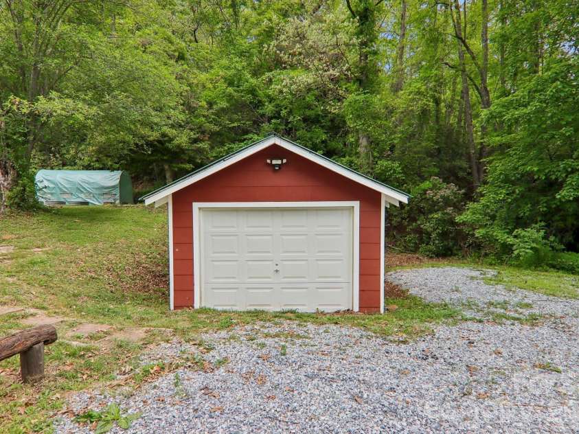2627 White Oak Road, Burnsville, NC 28714.  MLS# CAR4382618, YatesRealty ID 25719. 