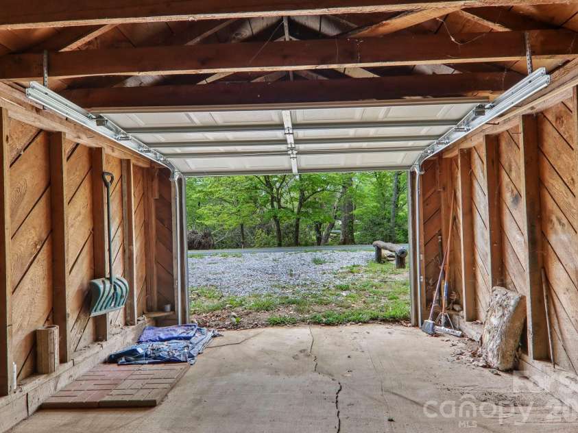 2627 White Oak Road, Burnsville, NC 28714.  MLS# CAR4382618, YatesRealty ID 25719. 