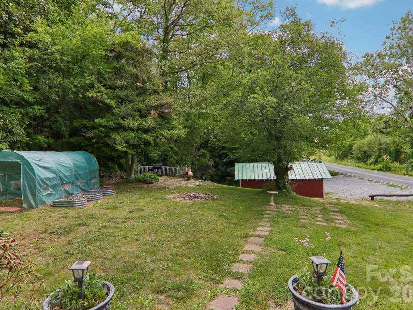 2627 White Oak Road, Burnsville, NC 28714.  MLS# CAR4382618, YatesRealty ID 25719. 