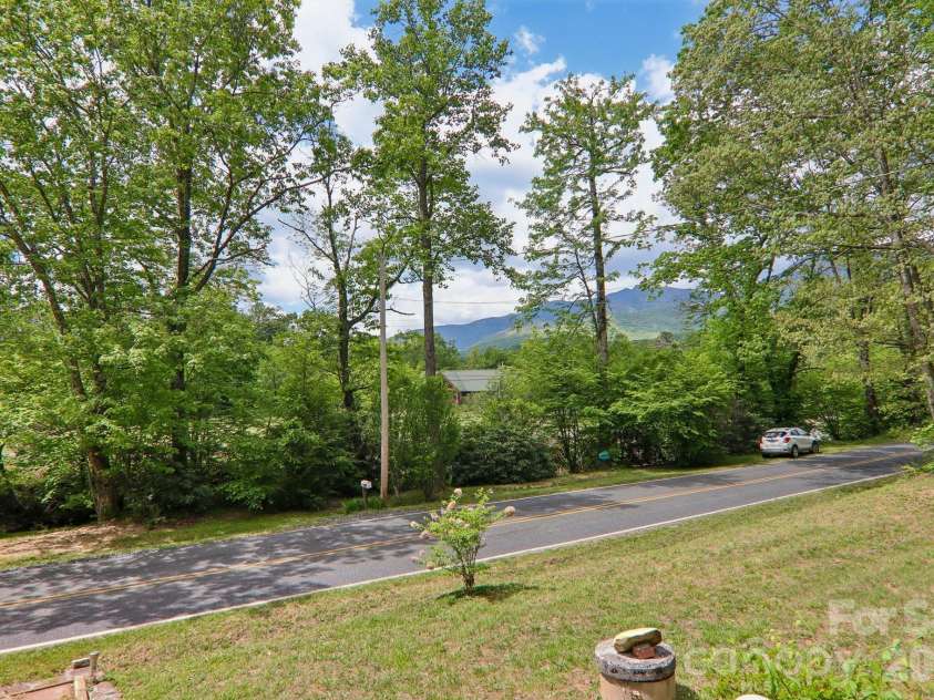 2627 White Oak Road, Burnsville, NC 28714.  MLS# CAR4382618, YatesRealty ID 25719. 