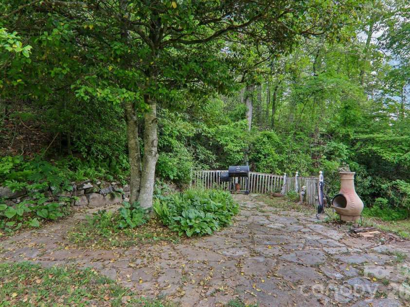 2627 White Oak Road, Burnsville, NC 28714.  MLS# CAR4382618, YatesRealty ID 25719. 