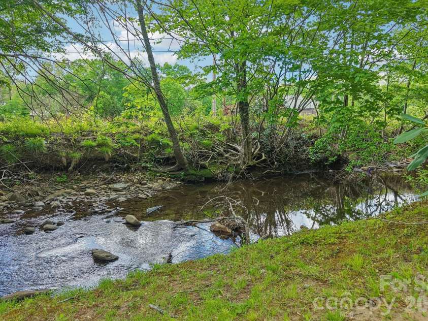 2627 White Oak Road, Burnsville, NC 28714.  MLS# CAR4382618, YatesRealty ID 25719. 