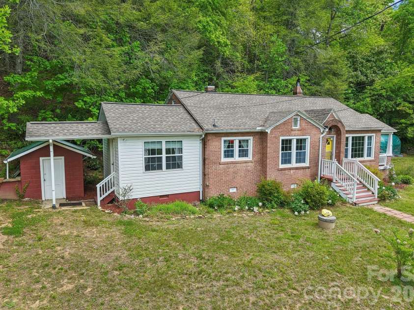 2627 White Oak Road, Burnsville, NC 28714.  MLS# CAR4382618, YatesRealty ID 25719. 