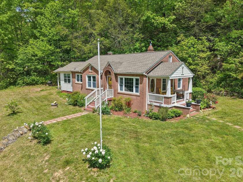 2627 White Oak Road, Burnsville, NC 28714.  MLS# CAR4382618, YatesRealty ID 25719. 