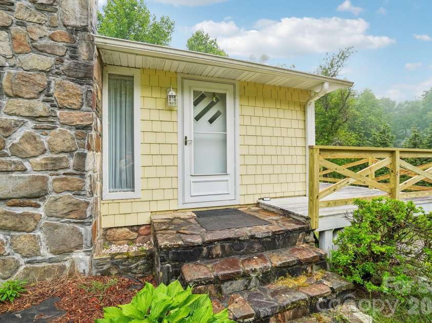 434 Dovers Branch Road, Burnsville, NC 28714.  MLS# CAR4386043, YatesRealty ID 25720. 