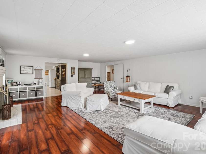 434 Dovers Branch Road, Burnsville, NC 28714.  MLS# CAR4386043, YatesRealty ID 25720. 