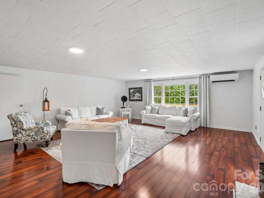 434 Dovers Branch Road, Burnsville, NC 28714.  MLS# CAR4386043, YatesRealty ID 25720. 