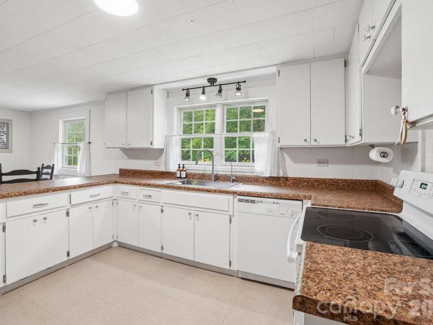 434 Dovers Branch Road, Burnsville, NC 28714.  MLS# CAR4386043, YatesRealty ID 25720. 