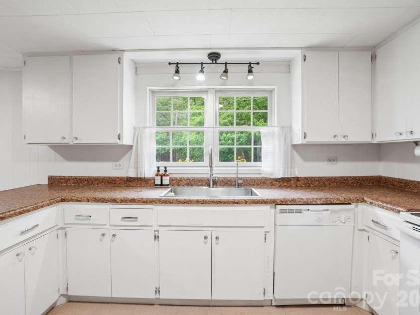 434 Dovers Branch Road, Burnsville, NC 28714.  MLS# CAR4386043, YatesRealty ID 25720. 