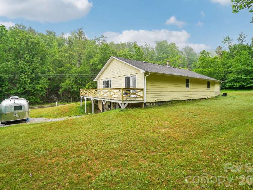 434 Dovers Branch Road, Burnsville, NC 28714.  MLS# CAR4386043, YatesRealty ID 25720. 