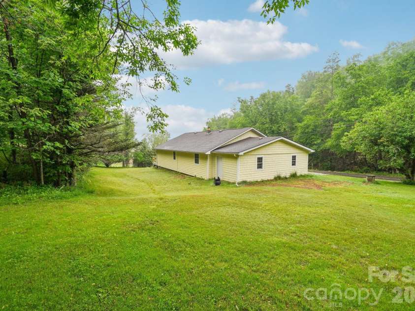 434 Dovers Branch Road, Burnsville, NC 28714.  MLS# CAR4386043, YatesRealty ID 25720. 