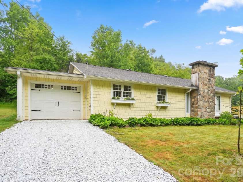 434 Dovers Branch Road, Burnsville, NC 28714.  MLS# CAR4386043, YatesRealty ID 25720. 