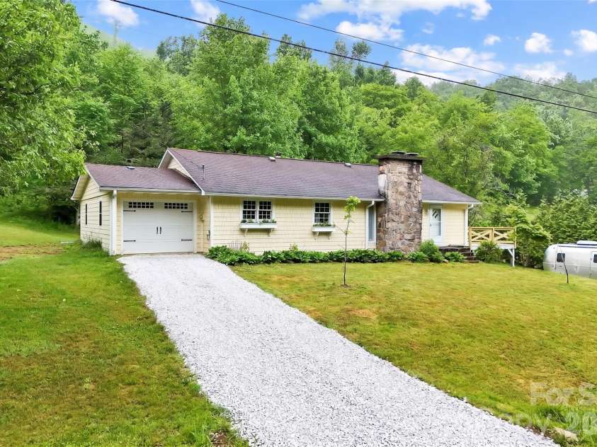 434 Dovers Branch Road, Burnsville, NC 28714.  MLS# CAR4386043, YatesRealty ID 25720. 
