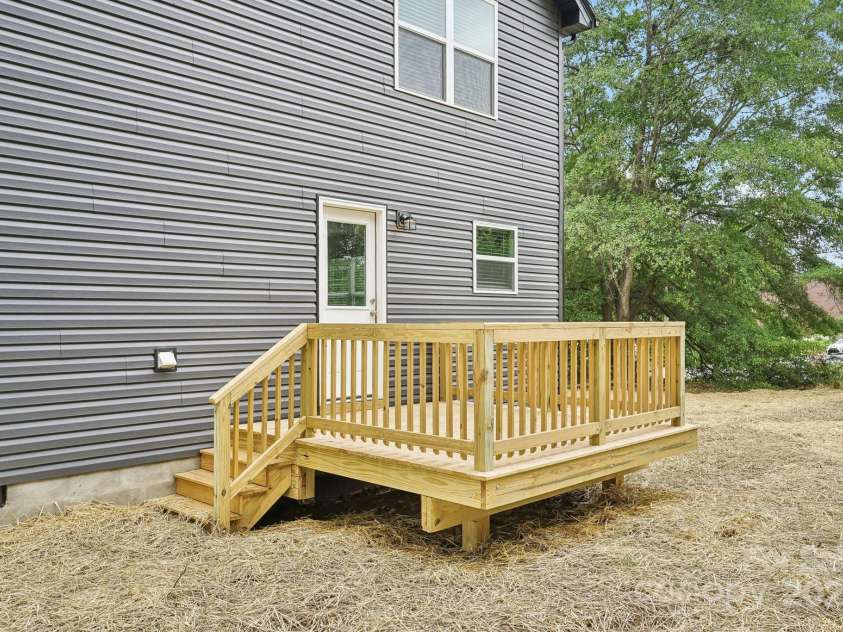 401 Charlotte Avenue, Mount Holly, NC 28120.  MLS# CAR4263002, YatesRealty ID 25722. 