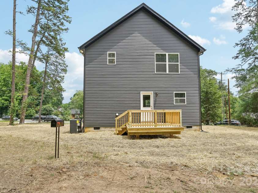 401 Charlotte Avenue, Mount Holly, NC 28120.  MLS# CAR4263002, YatesRealty ID 25722. 