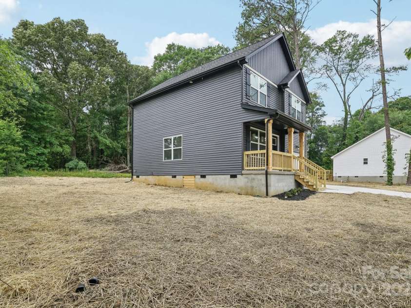 401 Charlotte Avenue, Mount Holly, NC 28120.  MLS# CAR4263002, YatesRealty ID 25722. 