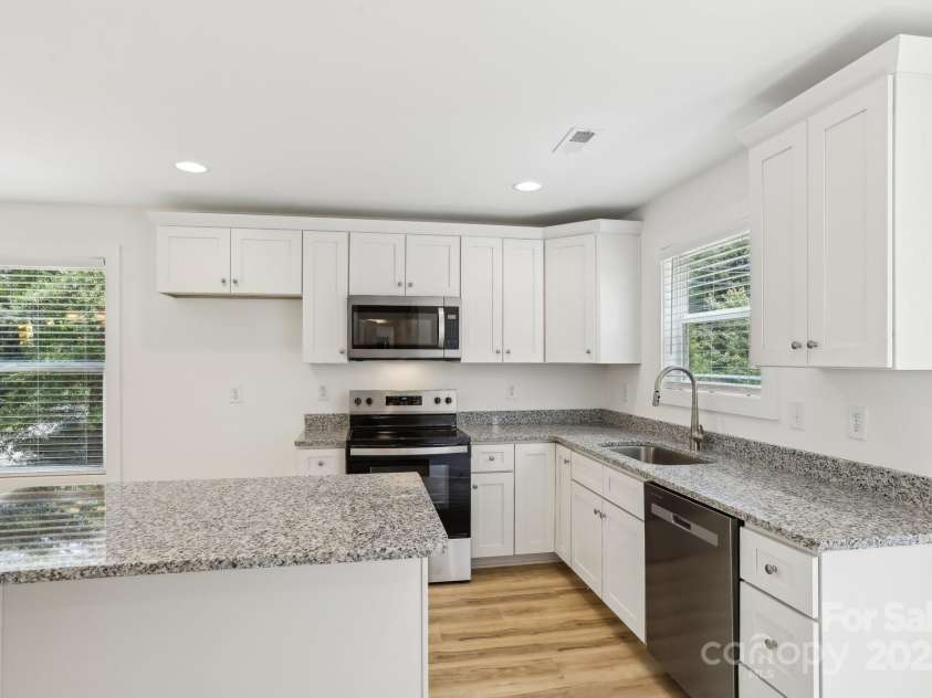 401 Charlotte Avenue, Mount Holly, NC 28120.  MLS# CAR4263002, YatesRealty ID 25722. 