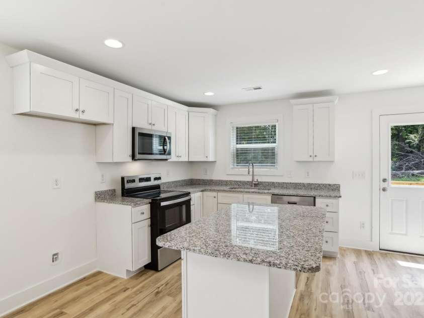 401 Charlotte Avenue, Mount Holly, NC 28120.  MLS# CAR4263002, YatesRealty ID 25722. 