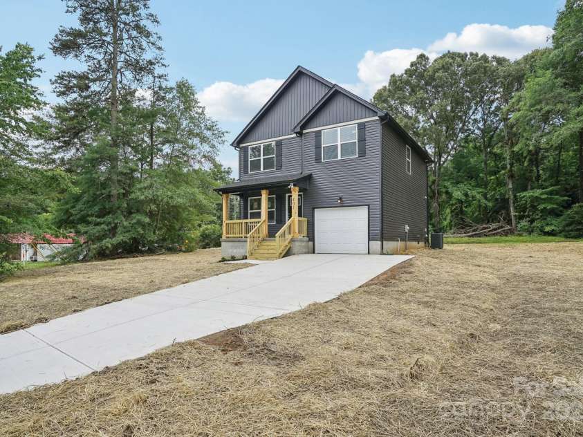 401 Charlotte Avenue, Mount Holly, NC 28120.  MLS# CAR4263002, YatesRealty ID 25722. 